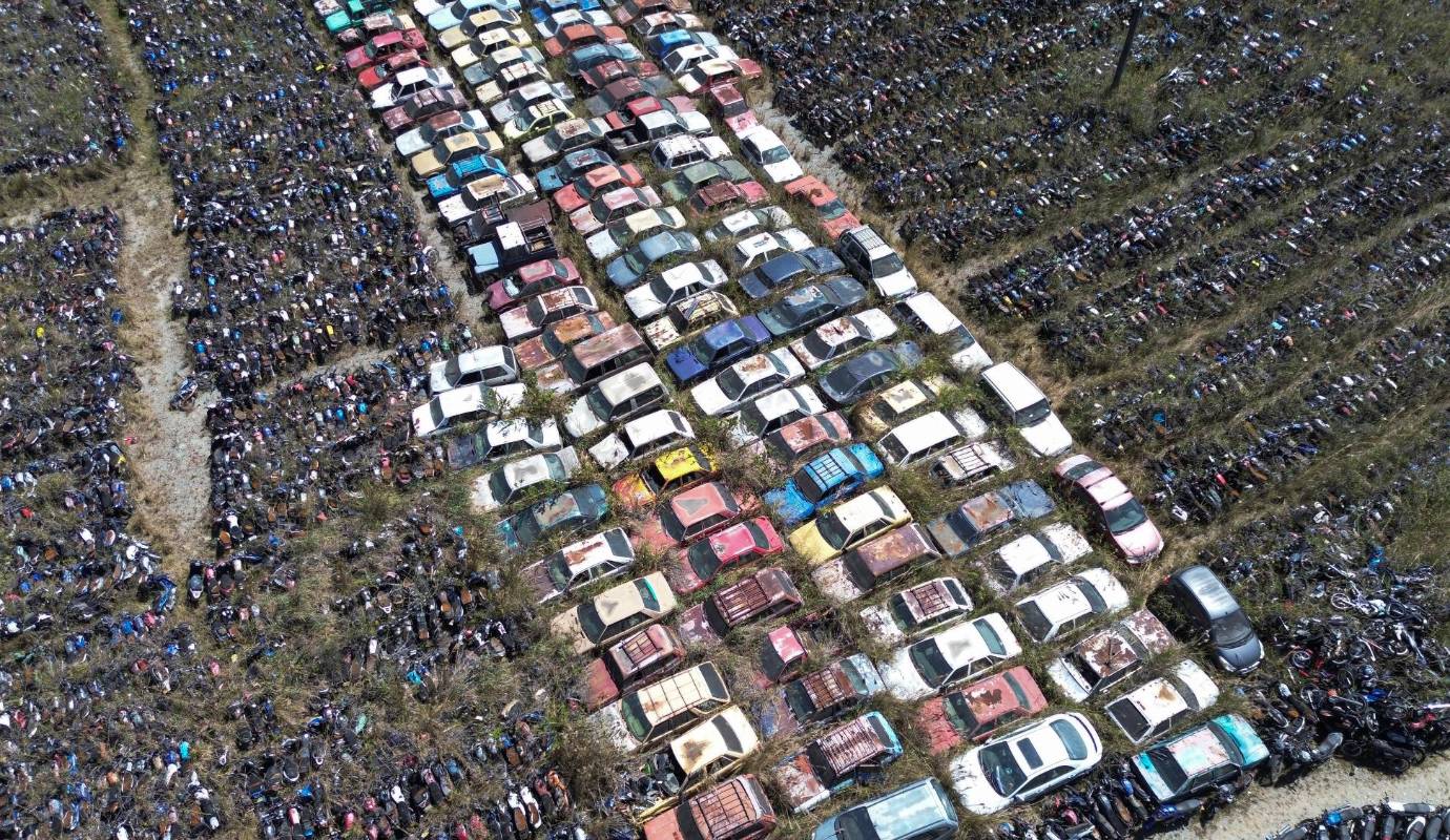 “Tenemos los patios colapsados y un proceso de chatarrización intervenido por la Procuraduría y la Contraloría que no nos permite hacer nada porque firmaron un contrato para vender los vehículos por Ley de Patios en $93 el kilo, cuando en otras ciudades lo negociaban a $1.200-$1.400 el kilo. Hoy tenemos los patios llenos y una demanda en proceso”, explicó el secretario González. Foto: Manuel Saldarriaga Quintero.