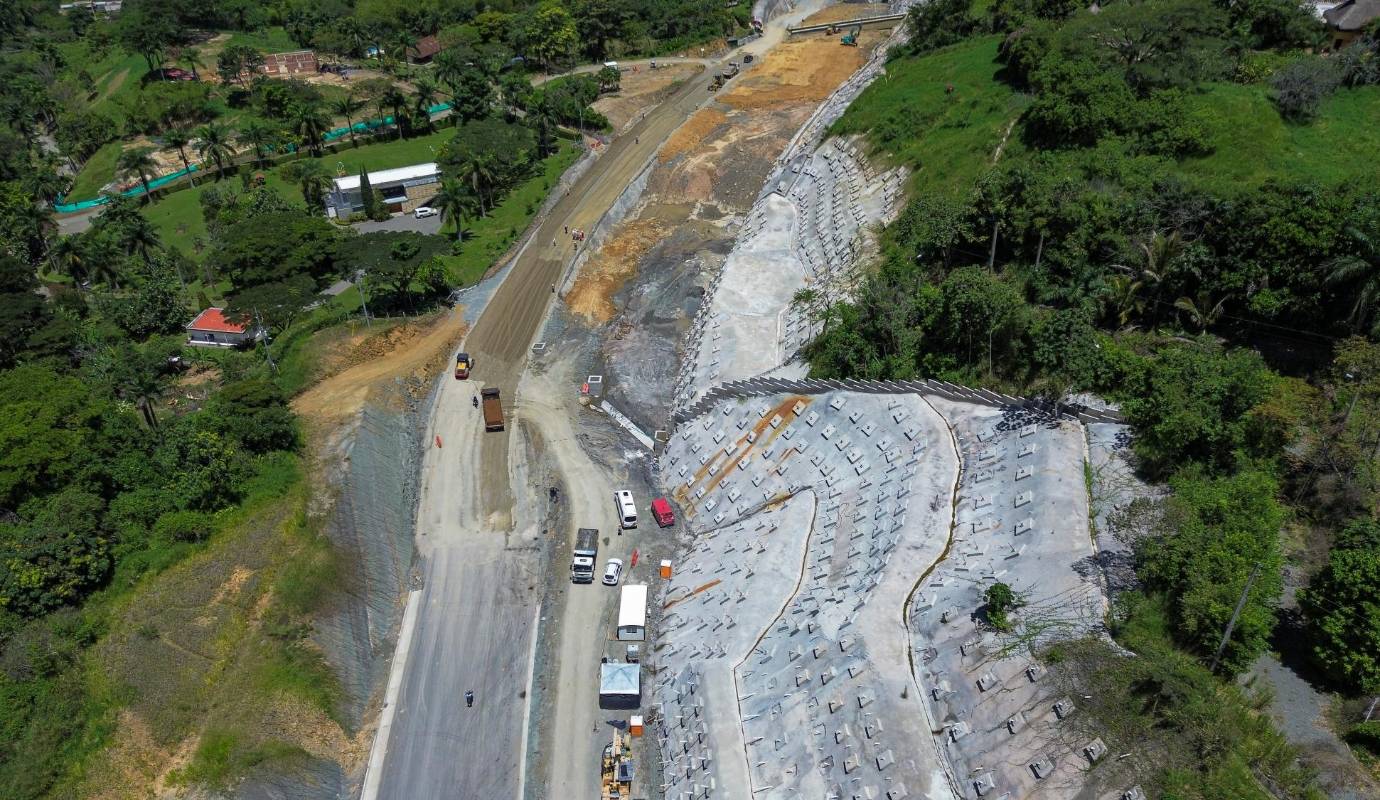 Esta vía de 50 kilómetros que unirá a Medellín con el corregimiento de Bolombolo de Venecia. Es clave porque es la conexión con el corredor Pacífico 2 (Bolombolo-La Pintada) y el suroccidente del país a través de la vía Pacífico 3 (La Pintada-Risaralda). Foto: Manuel Saldarriaga Quintero.