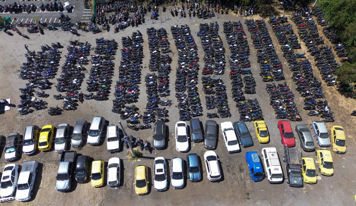 Tener que guardar un carro o una moto inmovilizada en Medellín se convirtió en un completo dolor de cabeza para los agentes de la Secretaría de Movilidad. Por más que partan a los conductores de motos y carros en la ciudad, no hay grúas suficientes ni espacio disponible en los patios del Tránsito. Foto: Manuel Saldarriaga Quintero.
