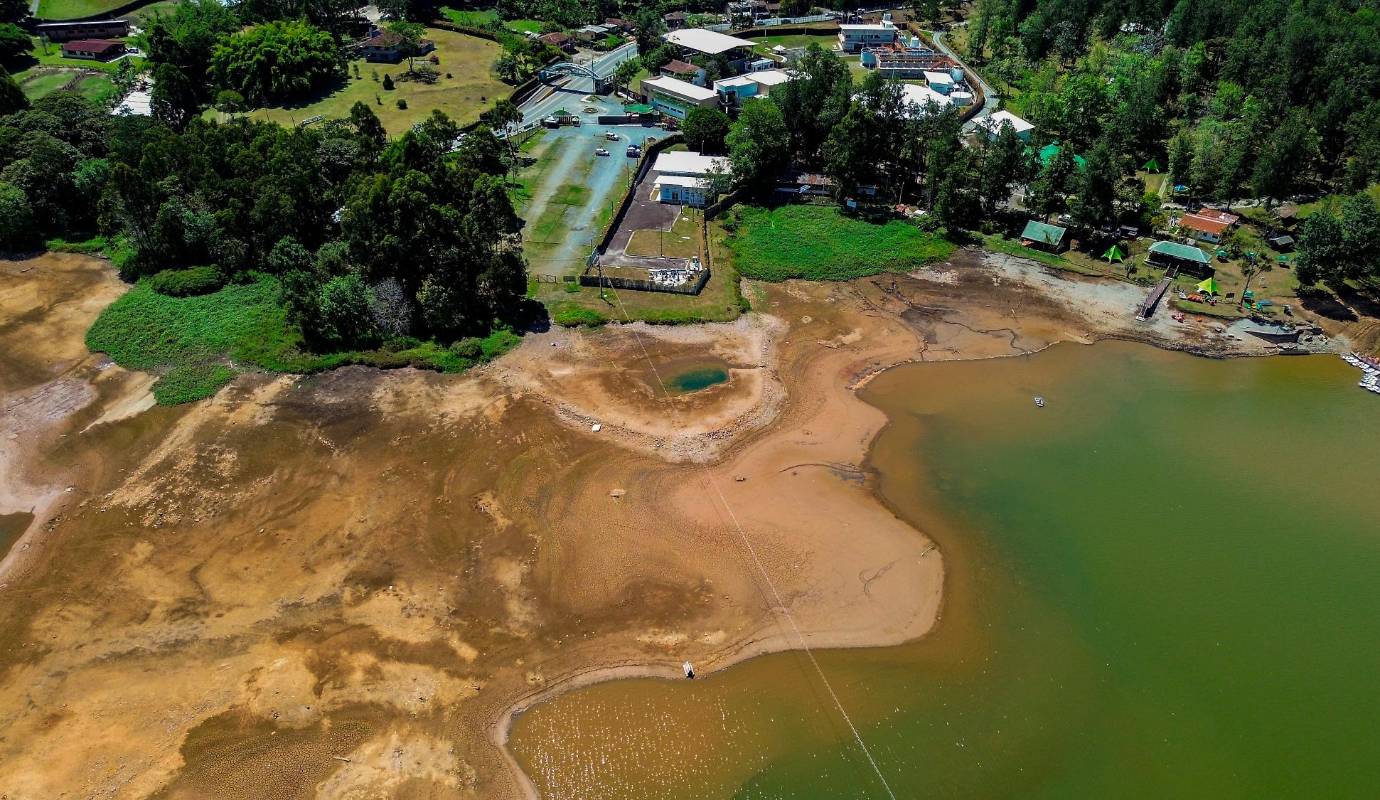 El vicepresidente de Aguas aseguró que el suministro de agua en la represa La Fe puede durar hasta 50 años, aunque advirtió que la expansión del Valle de San Nicolás, alentada por el Túnel de Oriente, puede recortar significativamente la vida útil proyectada. “Esto significaría que deberíamos optar por un crecimiento de las redes de suministro para abastecer a ambas subregiones o recurrir a otras alternativas”. Foto: Camilo Suárez