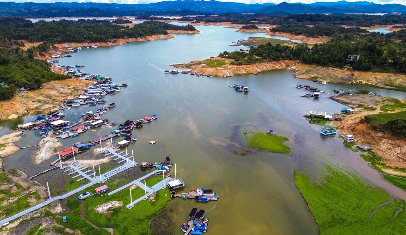 Con el aumento en el nivel del agua, la navegabilidad del embalse se ha normalizado, permitiendo que las actividades acuáticas y los paseos en bote se reanuden completamente. Foto: Camilo Suárez Echeverry
