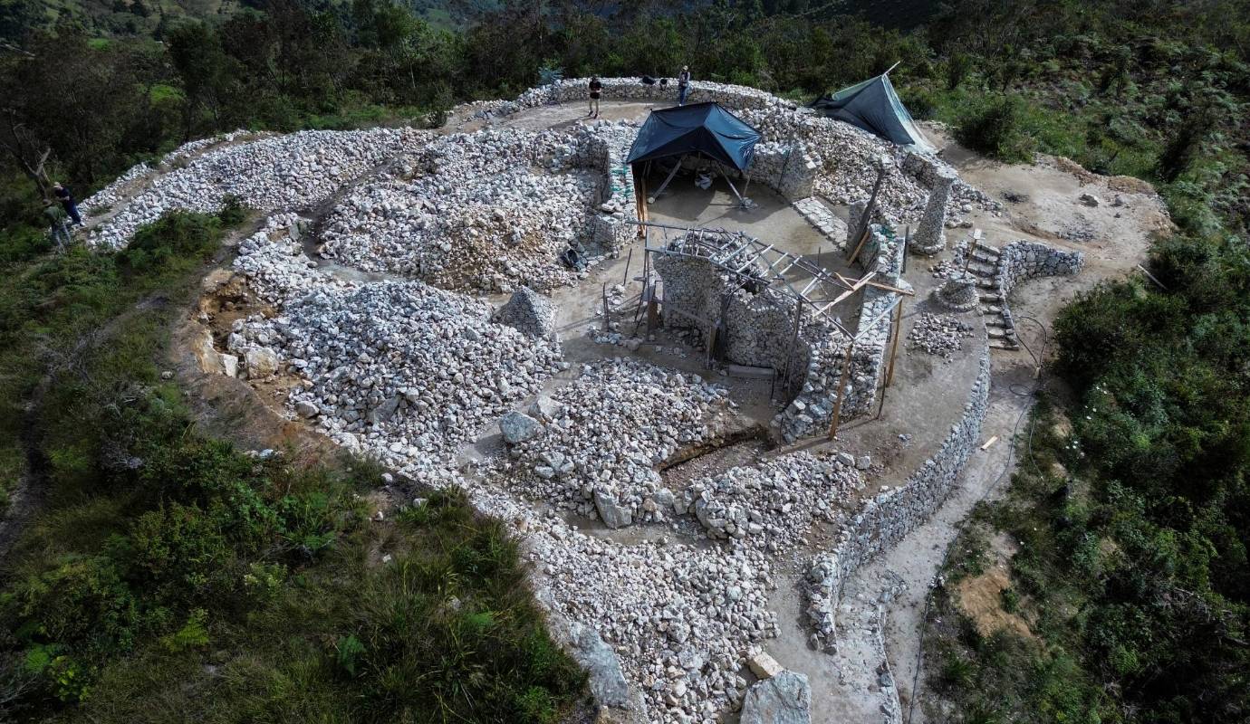 Son cuatro hermanos los que construyen esta insólita casa solo con piedras y sin ningún tipo de amalgama como cemento. Simplemente utilizan la física y la geometría para ubicar piedra a piedra y levantar los muros. Foto: Manuel Saldarriaga Quintero.