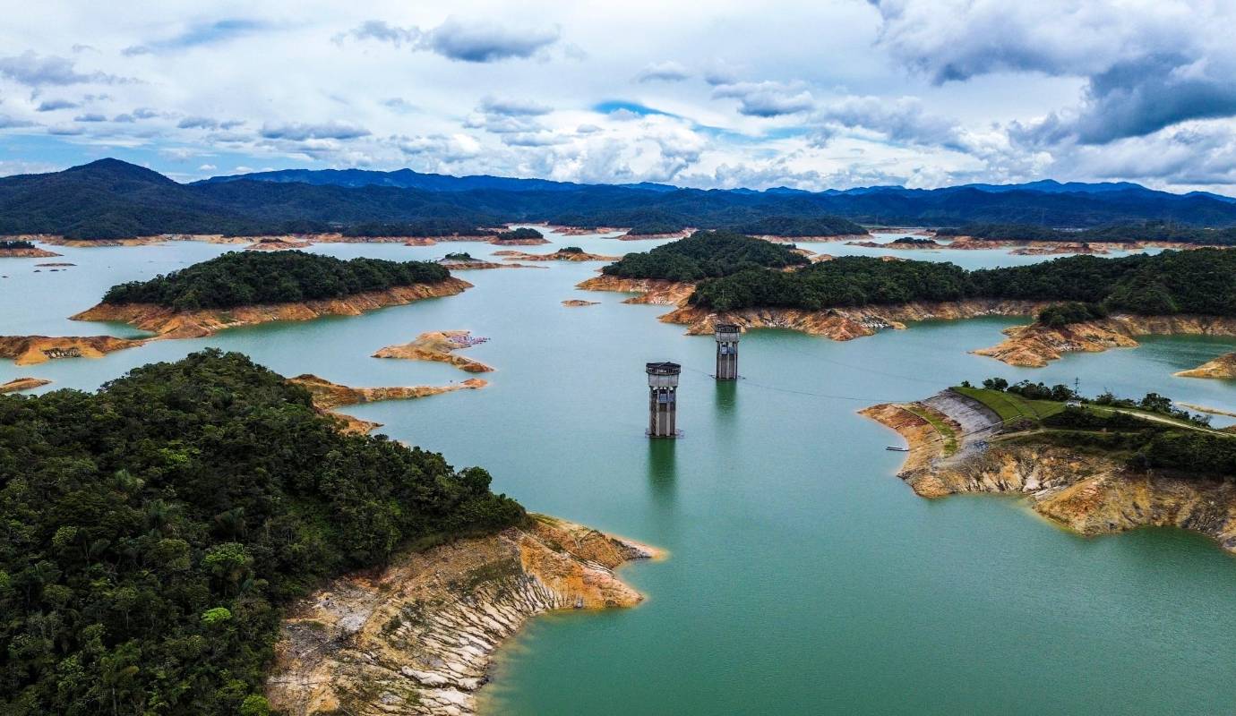 El descenso del agua por la fuerte sequía de principio de año bajó el nivel del embalse hasta 32,8% el 7 de mayo, el registro más bajo según el reporte diario del Ideam afectando a 33 empresas que operan sobre el malecón de Guatapé y que agrupan a cerca de 300 embarcaciones. Foto: Camilo Suárez Echeverry