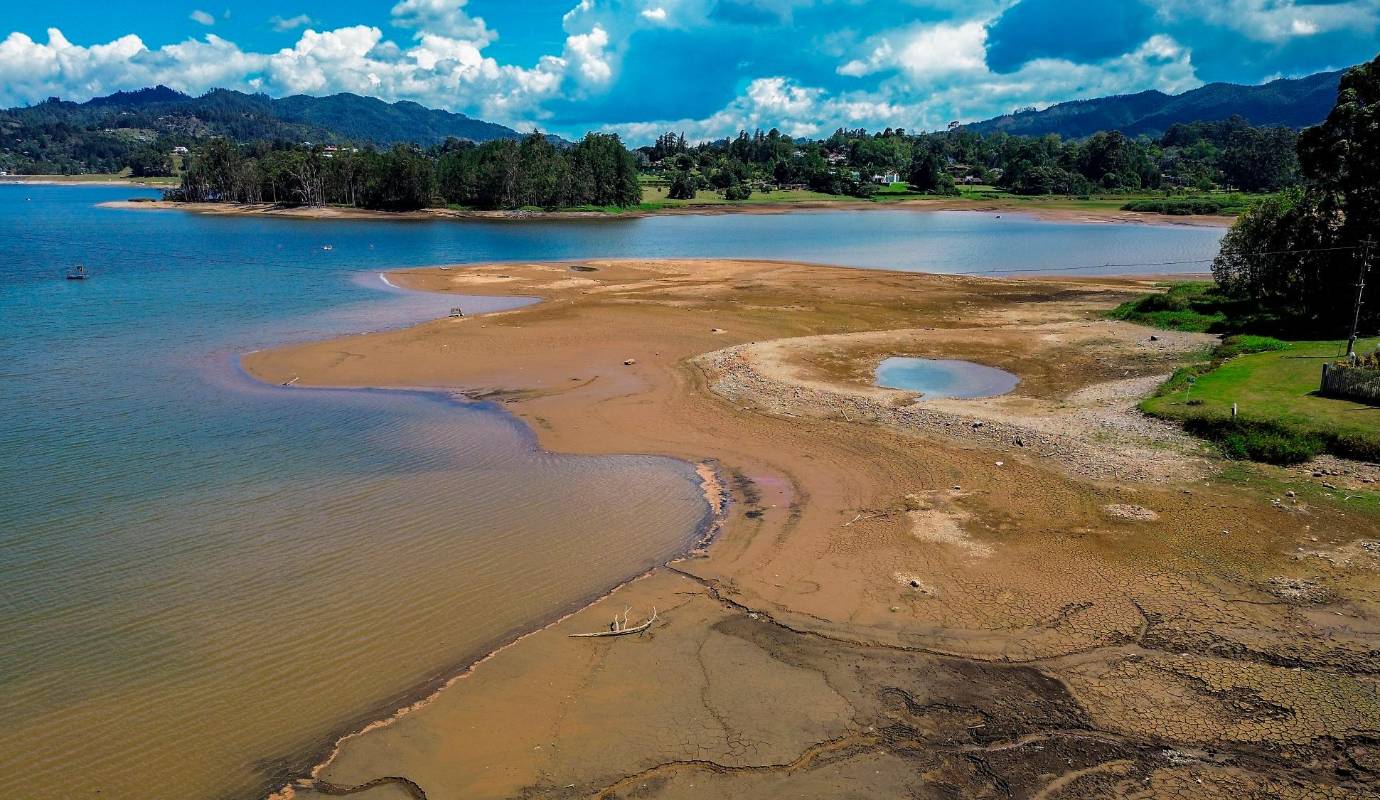 El bajo nivel de agua en la represa puede afectar negativamente la disponibilidad de agua potable para las comunidades y las actividades industriales y agrícolas en la región. Foto: Camilo Suárez