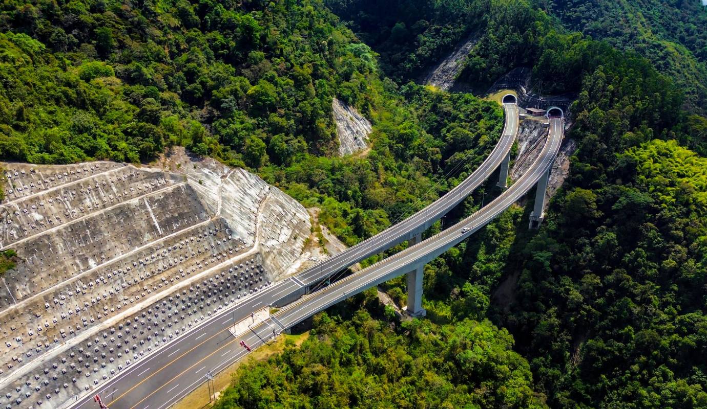 Covipacífico ha anunciado la finalización de las obras de la Unidad Funcional 2 de la vía Pacífico 1, que conecta a Medellín con el Suroeste antioqueño. Esta importante infraestructura vial, que inició su construcción en 2018, representa un avance significativo para mejorar la conectividad y el desarrollo de la región. Foto: Camilo Suárez Echeverry