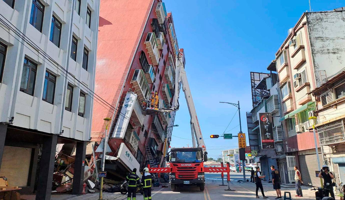 Los bomberos continúan las operaciones de búsqueda y rescate entre los escombros, ya que al menos nueve personas murieron y cientos más resultaron heridas después de que un terremoto de magnitud 7,4. Foto: GETTY