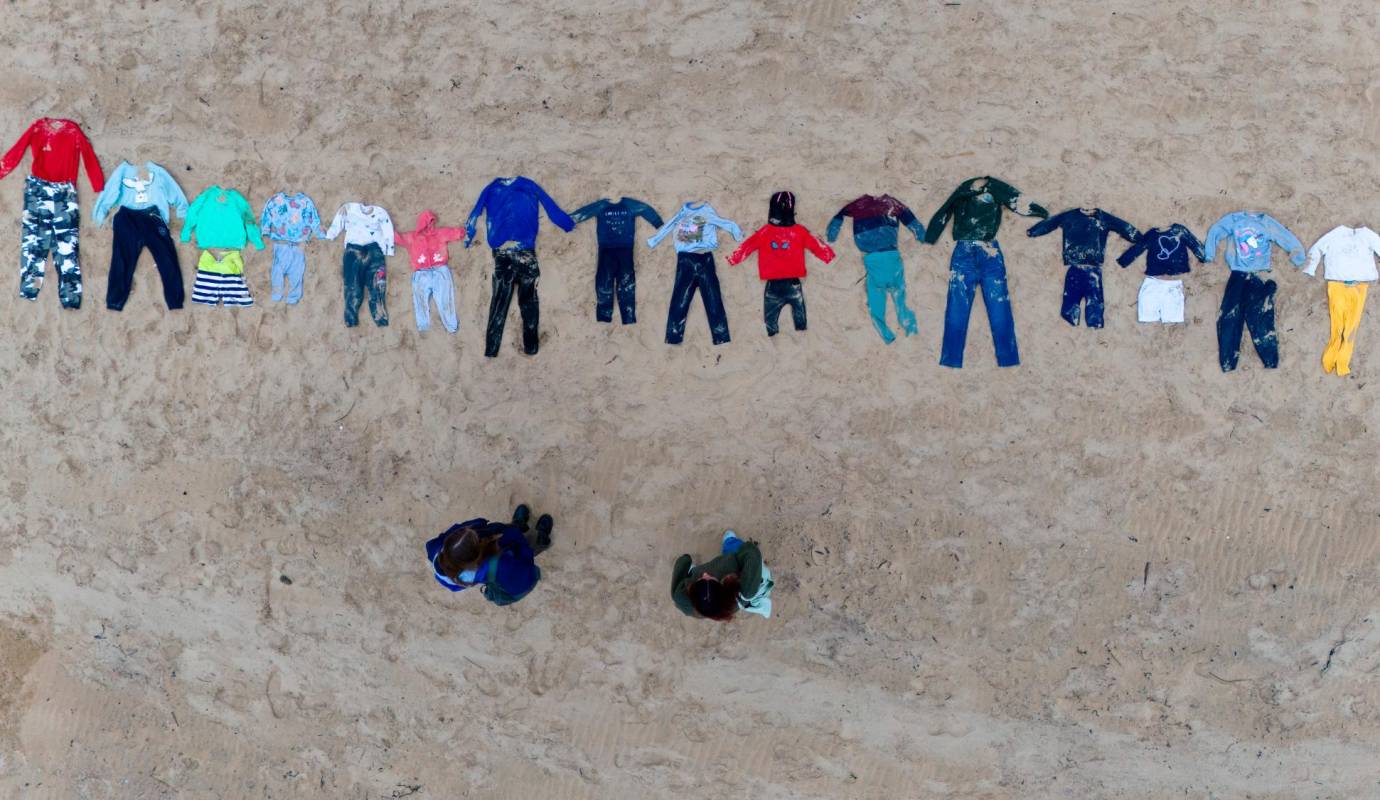 La organización creó un monumento con ropa para representar a los más de 11.500 niños palestinos y 36 niños israelíes que han sido asesinados en el conflicto en Gaza. Foto: Getty