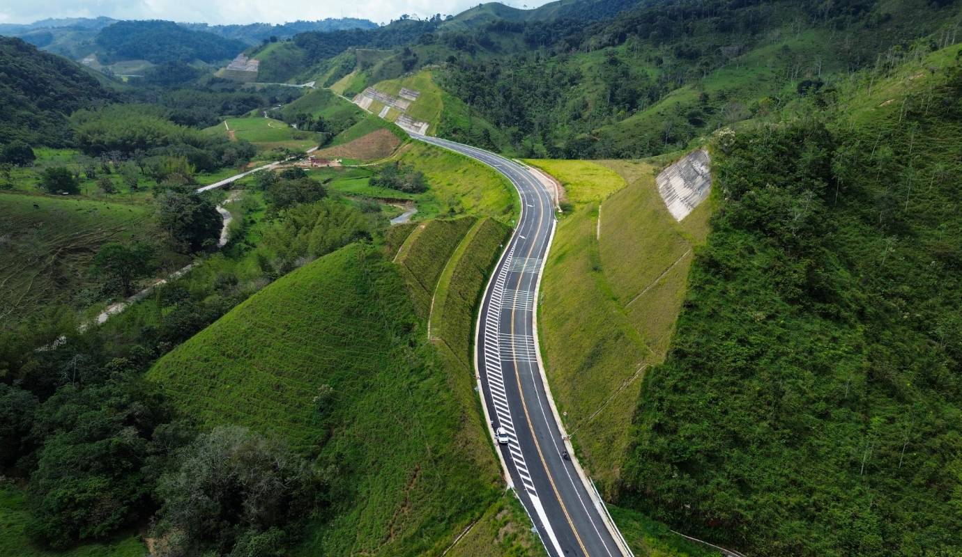La inauguración de este tramo, que incluye nueve puentes vehiculares, tres pasos inferiores, tres pasos superiores y un puente peatonal. Foto: Manuel Saldarriaga Quintero.
