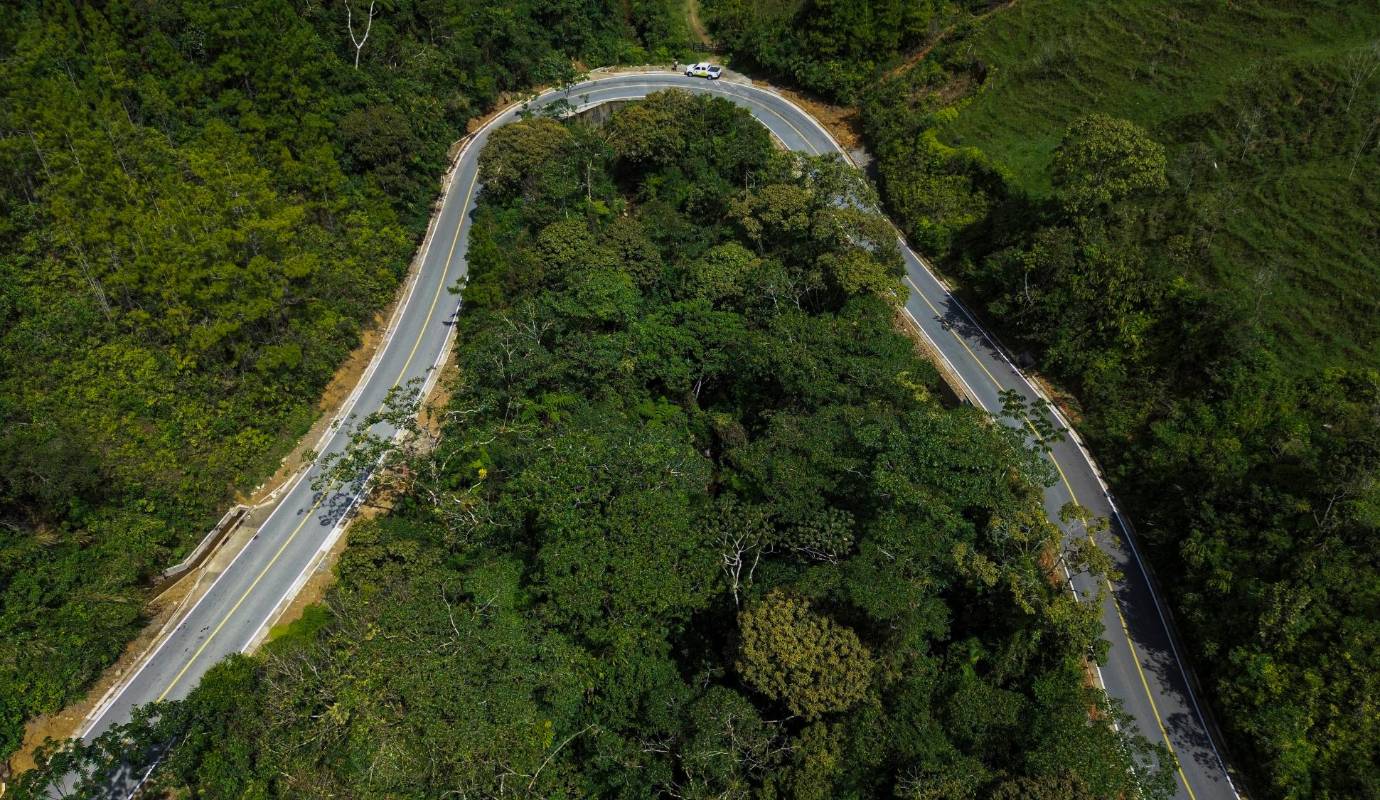  La pavimentación de la vía es el impulso definitivo para el turismo del municipio de San Carlos que ofrece una biodiversidad, caminos ancestrales y una riqueza hídrica únicos, además de una propuesta de turismo de memoria ejemplar en el país. Foto: Manuel Saldarriaga Quintero.