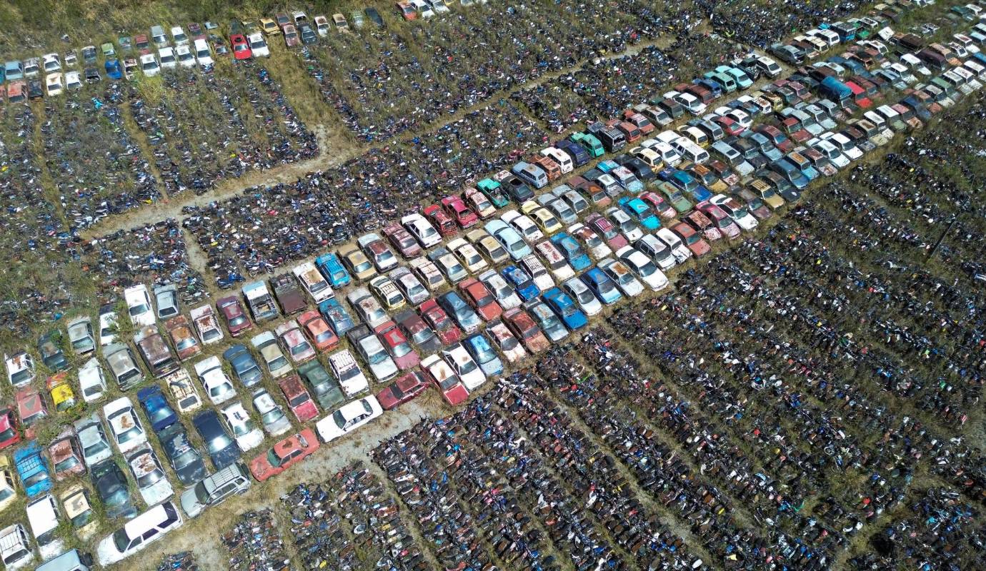 Así lucen los patios de la Secretaría de Movilidad de Medellín que están ubicados en los límites entre Girardota y Barbosa. Allí se encuentran los vehículos que no se pueden chatarrizar por el escándalo de corrupción con la chatarra del 2022. Foto: Manuel Saldarriaga Quintero.