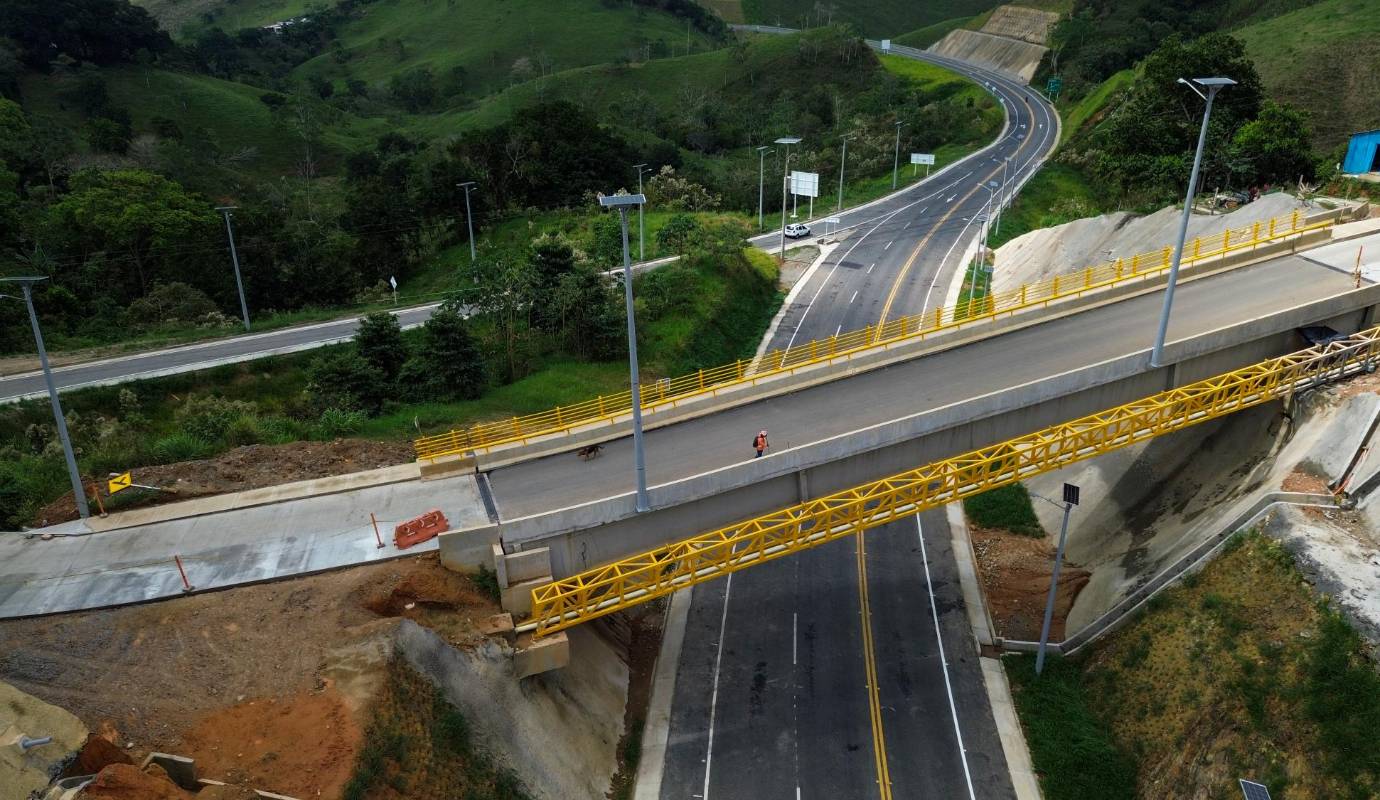 Este proyecto de infraestructura hace parte de las autopistas de cuarta generación (4G) que buscan mejorar la conectividad del país y facilitar el acceso de las regiones a los principales puertos. Foto: Manuel Saldarriaga Quintero.