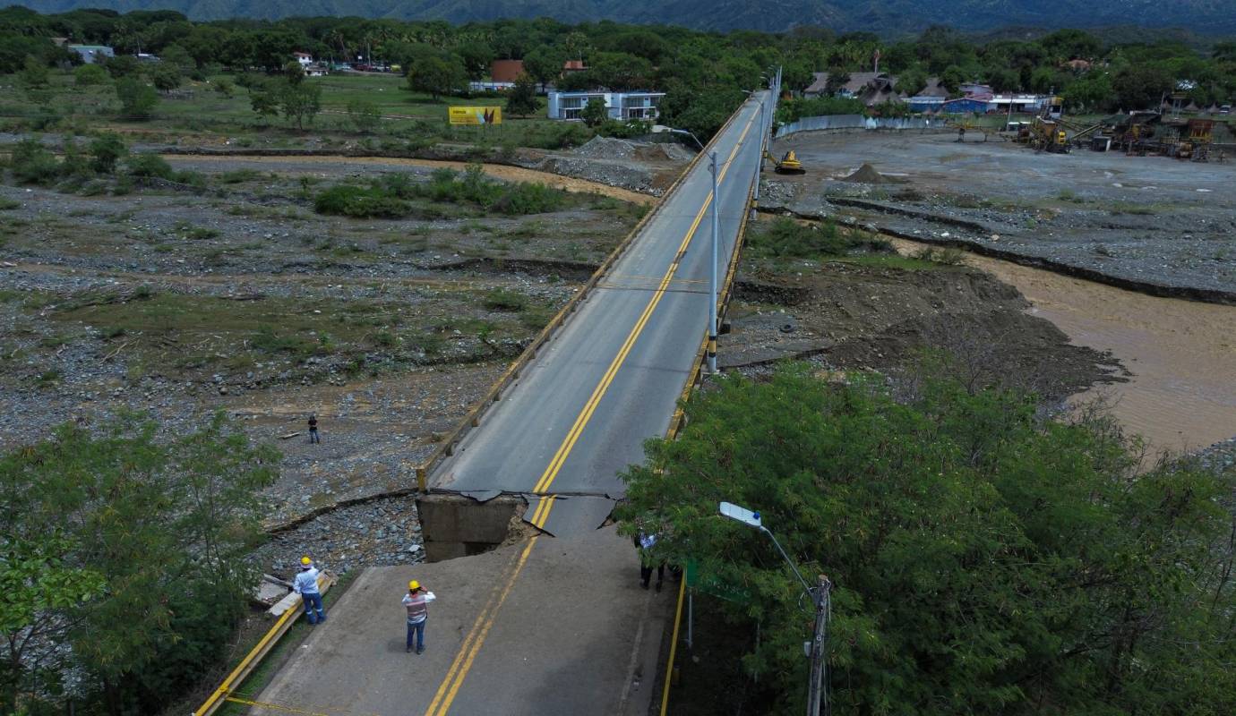 Por la caída de parte del puente la vía Medellín - Santa Fe de Antioquia estará cerrada por un tiempo indefinido. Foto: Manuel Saldarriaga Quintero.