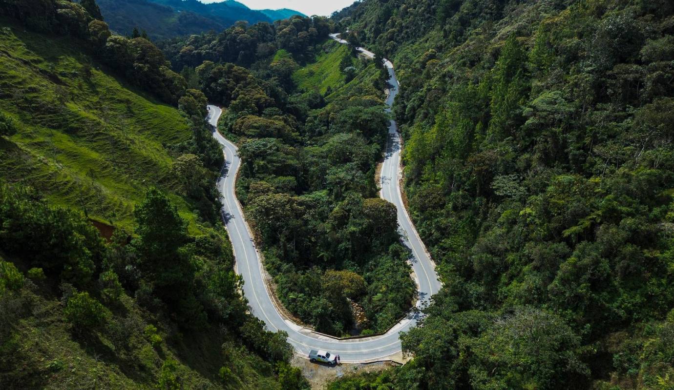 La vía que conecta a los municipios antioqueños de Granada con San Carlos tiene 42 kilómetros que ahora podrían recorrerse en poco más de una hora. Foto: Manuel Saldarriaga Quintero.