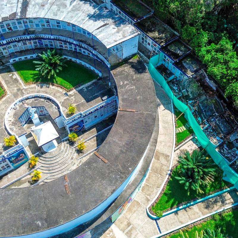 Así quedó el cementerio de La América luego del colapso estructural, que estaría vinculado a un deslizamiento. FOTO: Manuel Saldarriaga