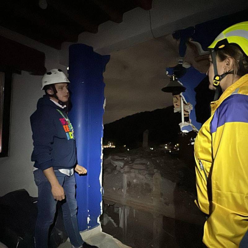 Especialistas del Dagrd revisan una de las viviendas afectadas en el occidente de Medellín. FOTO: Cortesía