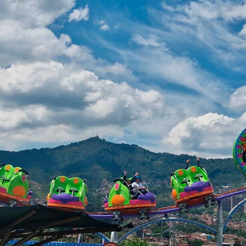 Así se la primera montaña rusa familiar ubicada dentro de un centro comercial en Colombia. FOTO cortesía Happy City