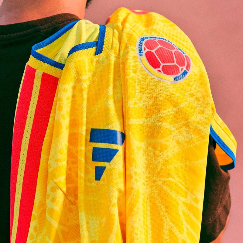 Aunque la camiseta conserva su esencia y tiene pocos cambios respecto a la anterior, uno de los detalles que más llama la atención es el estampado de las mariposas, que se funde con el color amarillo. FOTO fcf