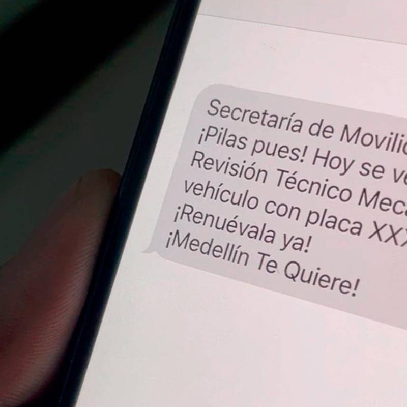 Con mensajes como estos se le informa a los conductores que su Soat o Tecnicomecánica están a punto de vencerse, para evitar hacer comparendos mediante fotomultas. FOTO: CORTESÍA ALCALDÍA DE MEDELLÍN