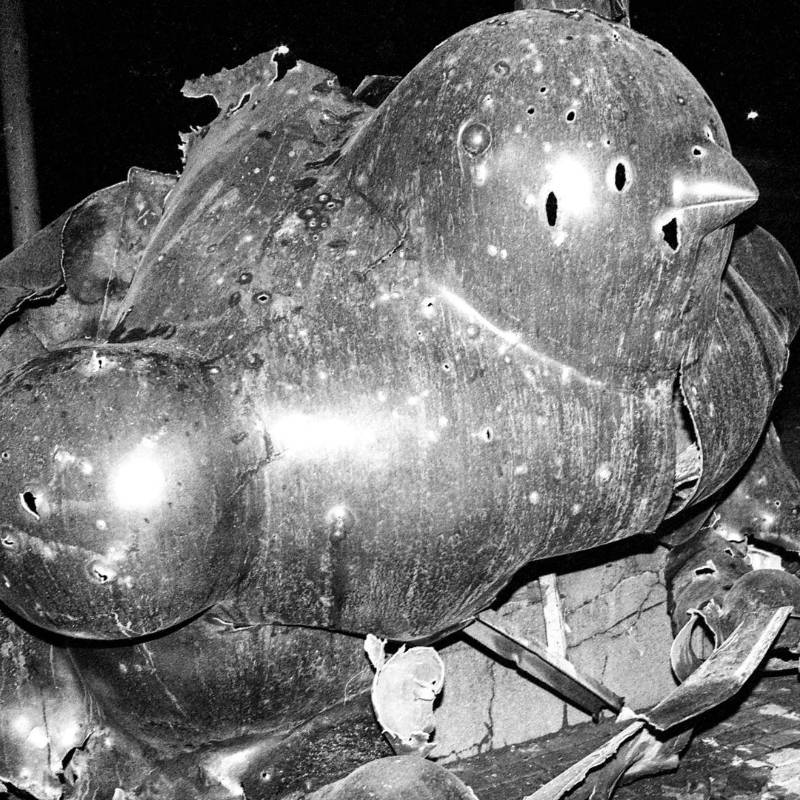 El atentado en el parque San Antonio destruyó la escultura de Botero llamada “El Pájaro”. Fernando Botero declaró que dejaría los rezagos de la escultura como un “monumento a la imbecilidad y la criminalidad de Colombia”. Donó una segunda escultura, “El Pájaro de la Paz”, que se ubicó al costado de la original para simbolizar el contraste entre la violencia y la esperanza de paz. Foto: Humberto Arango Gómez “Jaimar”. 