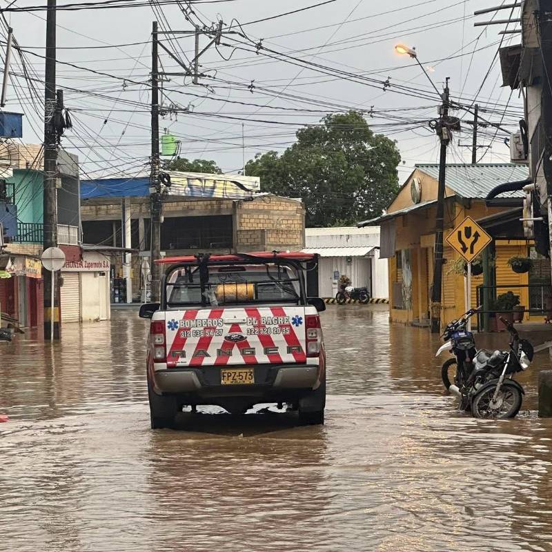 Una unidad de los bomberos recorre las inundadas calles de El Bagre. FOTO: imagen tomada de redes.