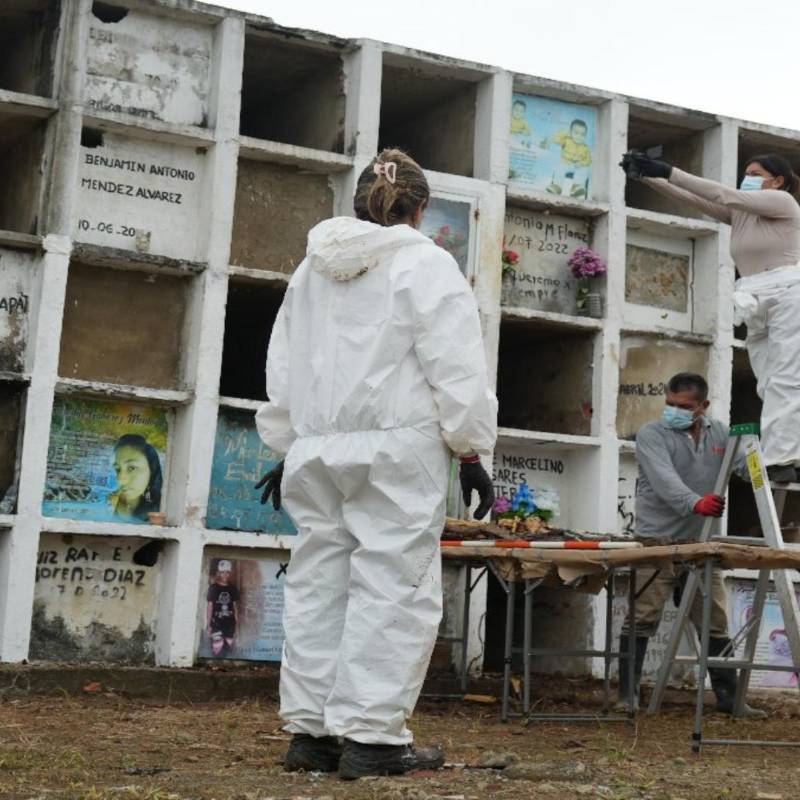 funcionarias de la UBPD durante la inspección de bóvedas en Turbo. FOTO: Cortesía