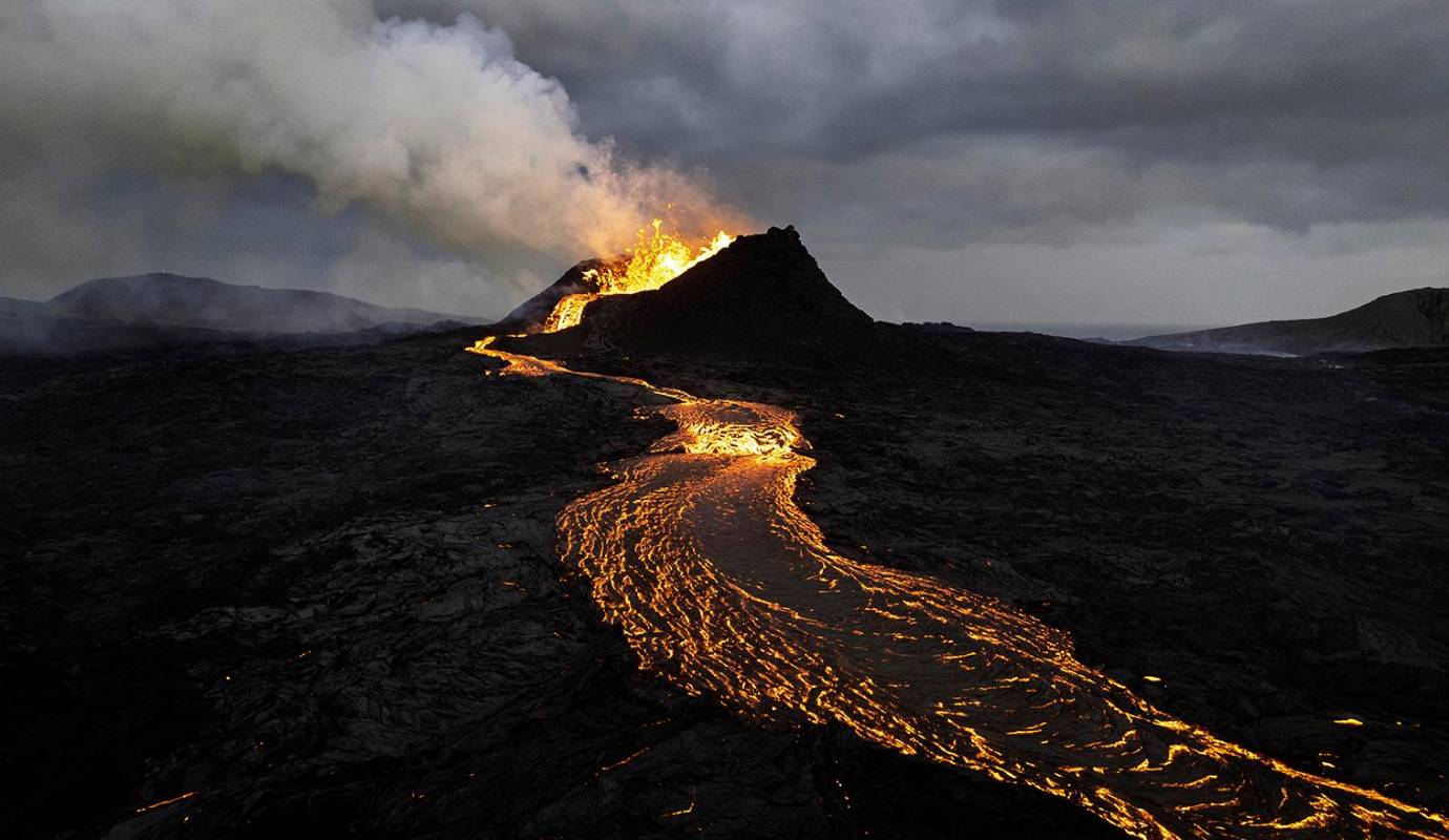 Esta es la quinta vez que el Sundhnúkur entra en erupción desde diciembre, lo que indica una fase de alta actividad volcánica. Los científicos están monitoreando de cerca el volcán para comprender mejor su comportamiento y predecir futuras erupciones. Foto: GETTY