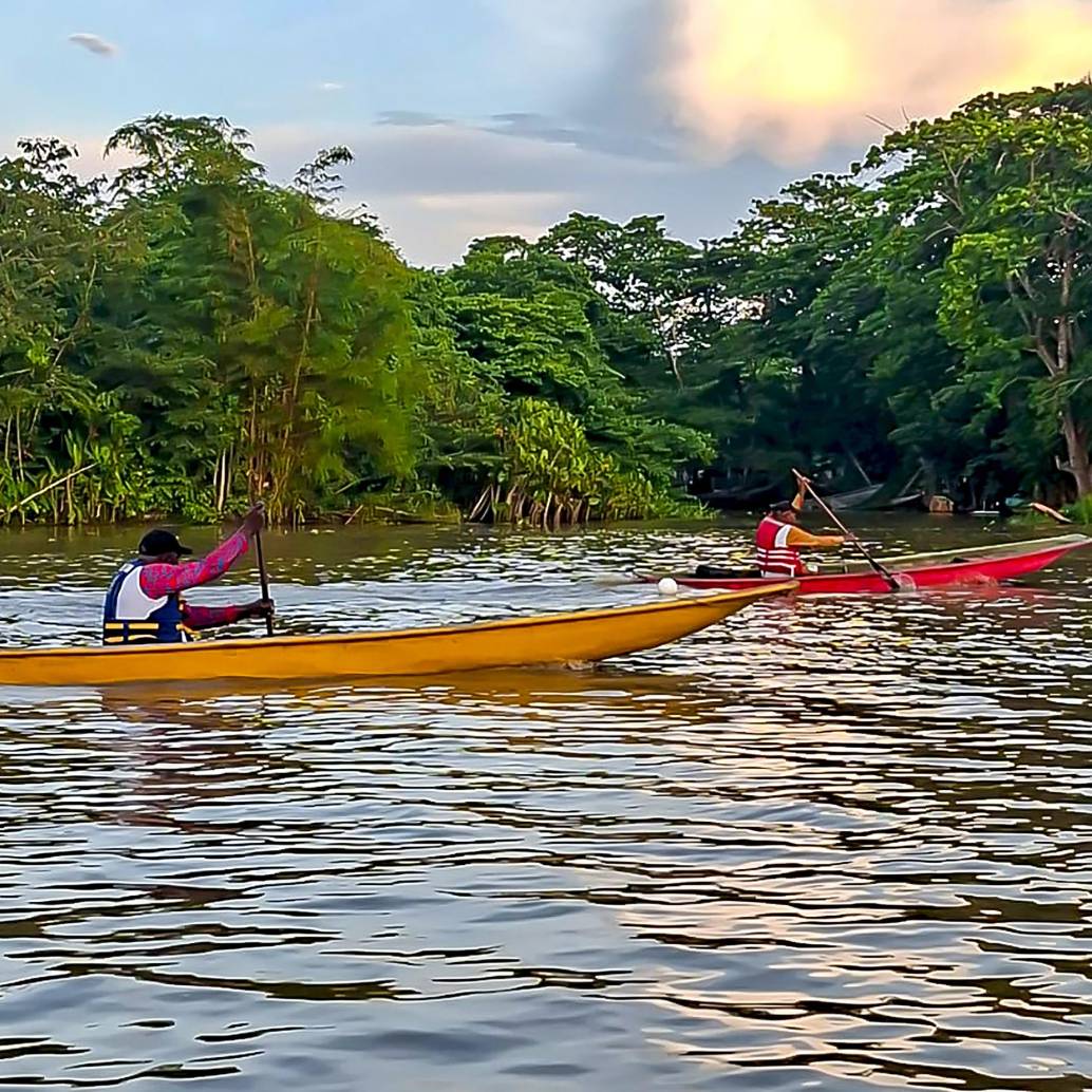 Un deporte que se practica a diario, en el que jóvenes y adultos compiten con un mismo objetivo: demostrar quién domina el agua. Foto: Andrea Lara.