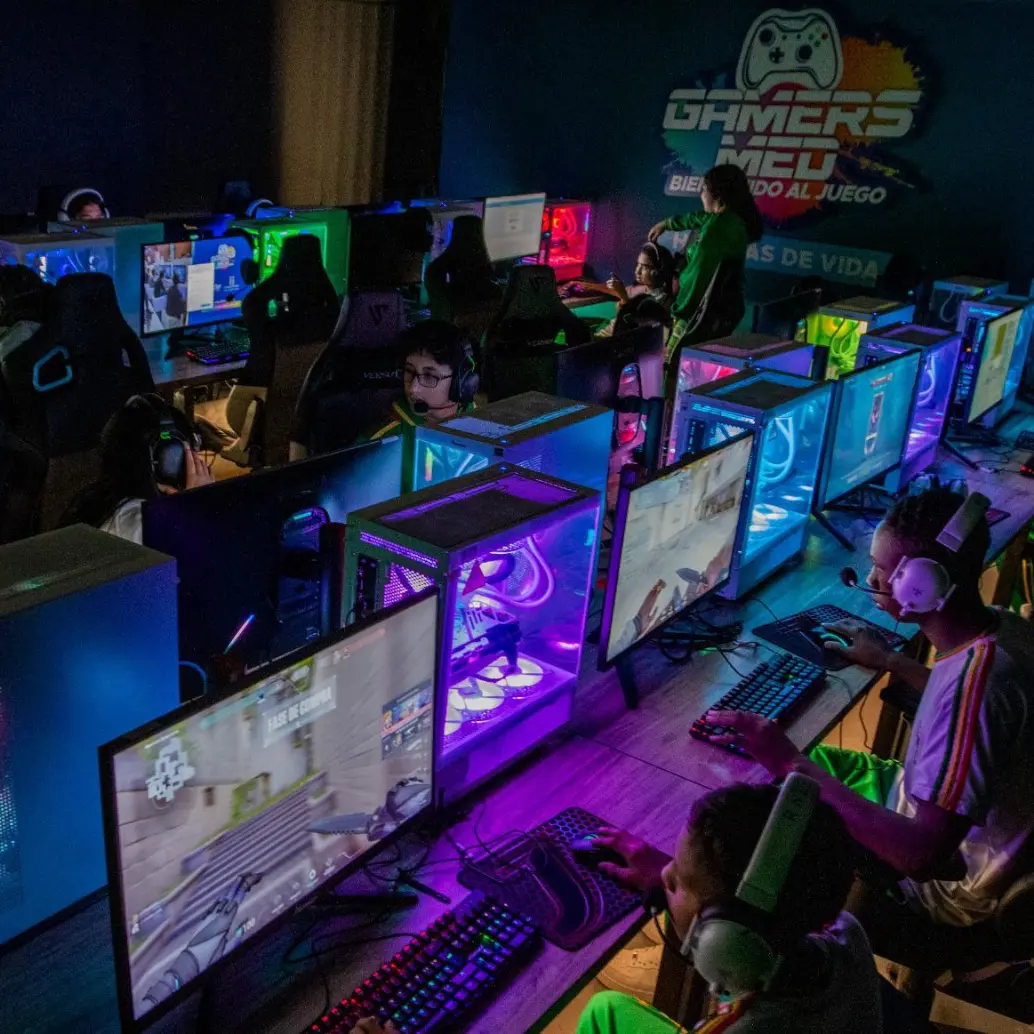 Las salas gamers funcionan de martes a domingo y la entrada es libre para mayores de 13 años. Cada sala tiene 20 computadores con audífonos, dos Play Station 5 y una consola de Nintendo. <b> </b>FOTO<b> Julio César Herrera</b>