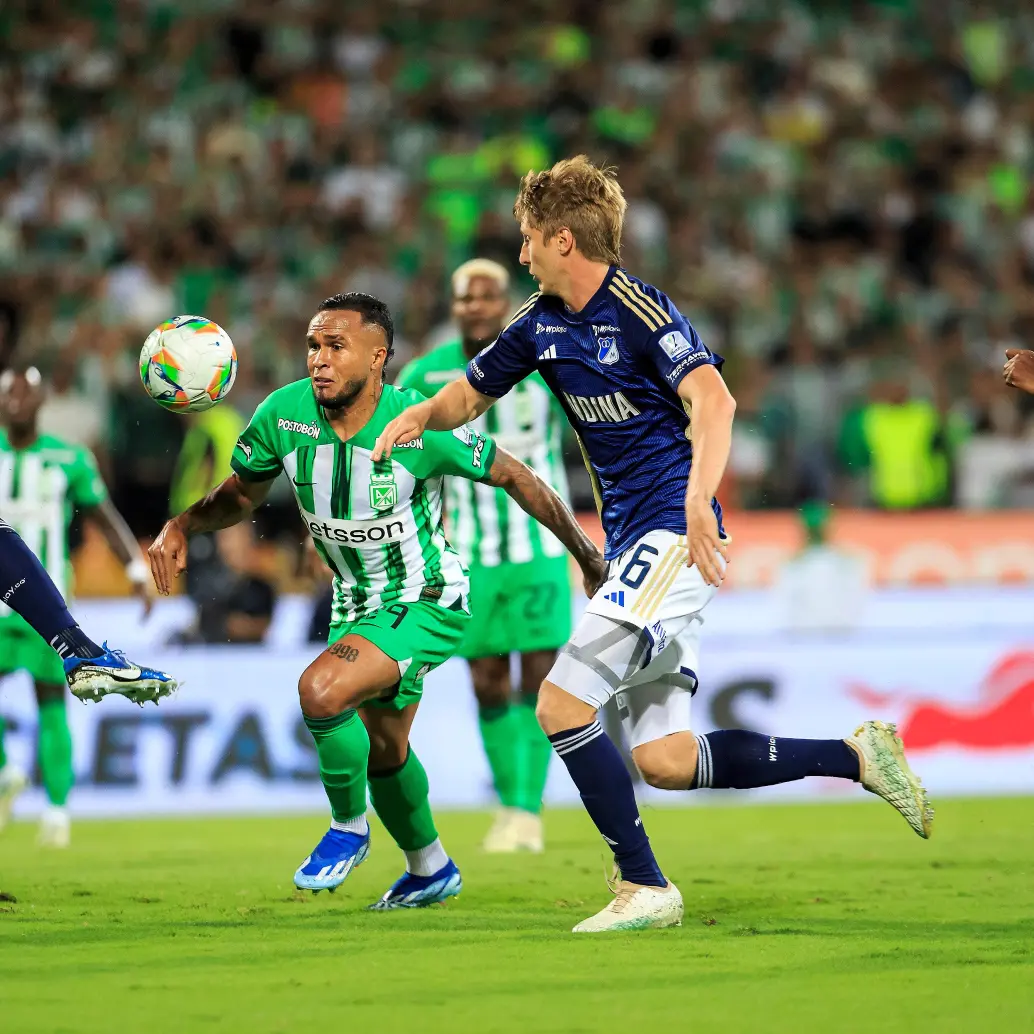 Imágenes de uno de los últimos partidos entre Nacional y Millonarios, en las que se puede ver a Andrés Sarmiento disputando el balón frente a los defensores del cuadro azul. <span class="mln_uppercase_mln">FOTO</span> <b><span class="mln_uppercase_mln">Camilo Suárez</span></b>
