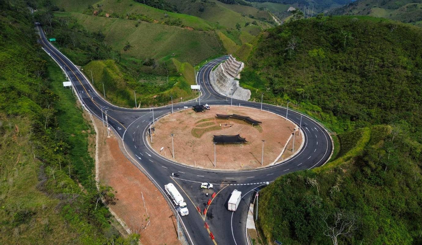 La conexión entre Medellín y la costa Atlántica sigue avanzando con la apertura de un nuevo tramo de la Autopista al Río Magdalena. La concesión encargada del proyecto anunció la puesta en funcionamiento de la Unidad Funcional 2 en el Nordeste antioqueño, que comprende 35 kilómetros entre Alto de Dolores en Maceo y Vegachí. Foto: Manuel Saldarriaga Quintero.