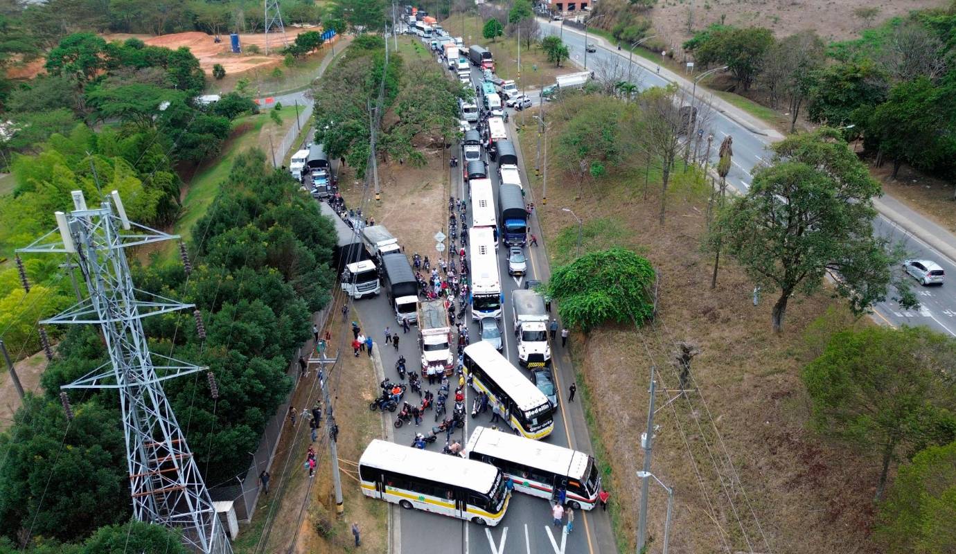 El pasado 13 de marzo también salieron a bloquear la vía, en esa ocasión varias personas madrugaron hacia las 4:30 a.m. y se encadenaron a las talanqueras del peaje Trapiche. Foto: Manuel Saldarriaga