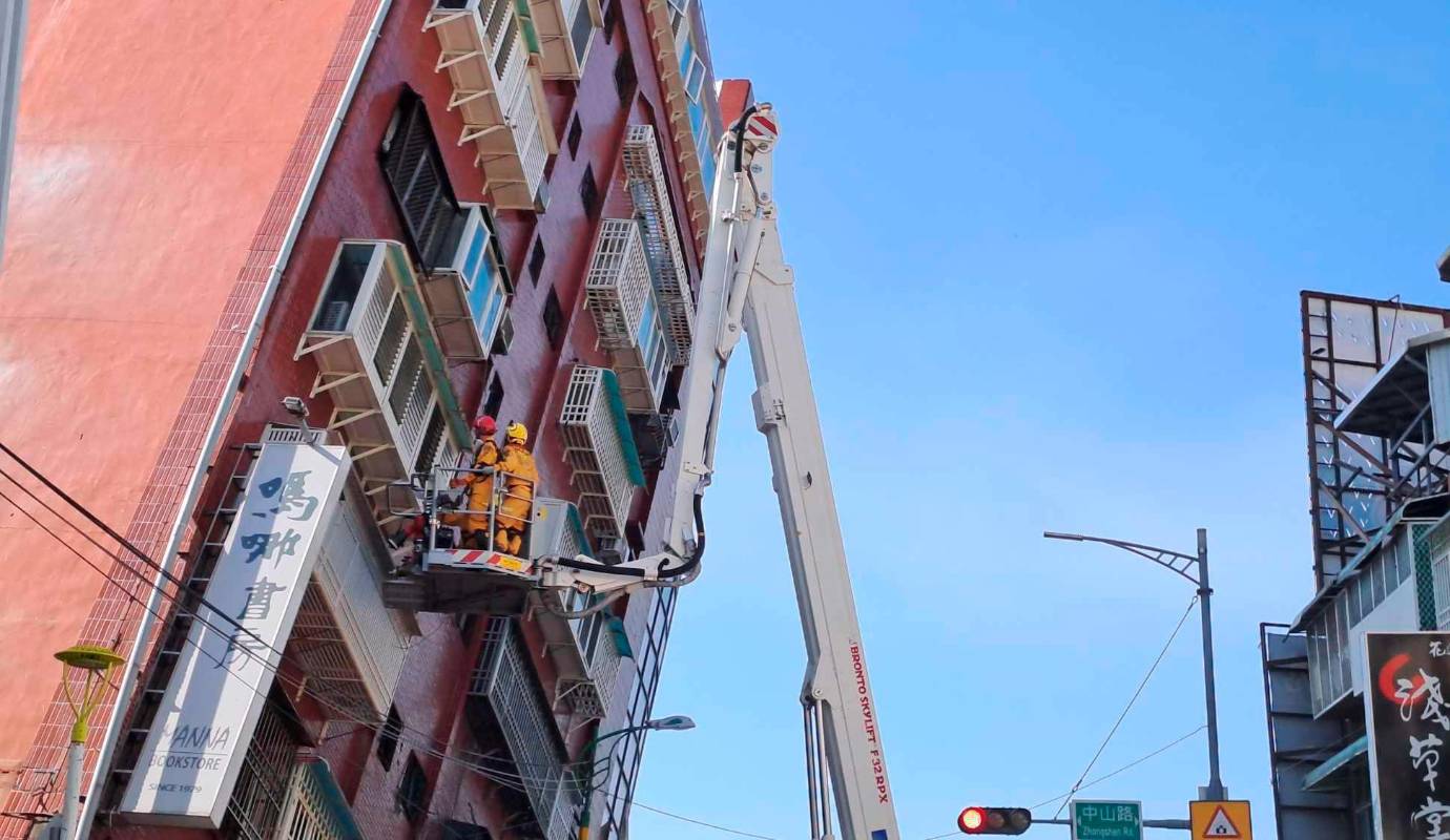 El movimiento telúrico sacudió la costa este de Taiwán, dejando hasta el momento 9 muertos más de 800 heridos, confirmo La Agencia Nacional de Bomberos de ese país. Foto: GETTY