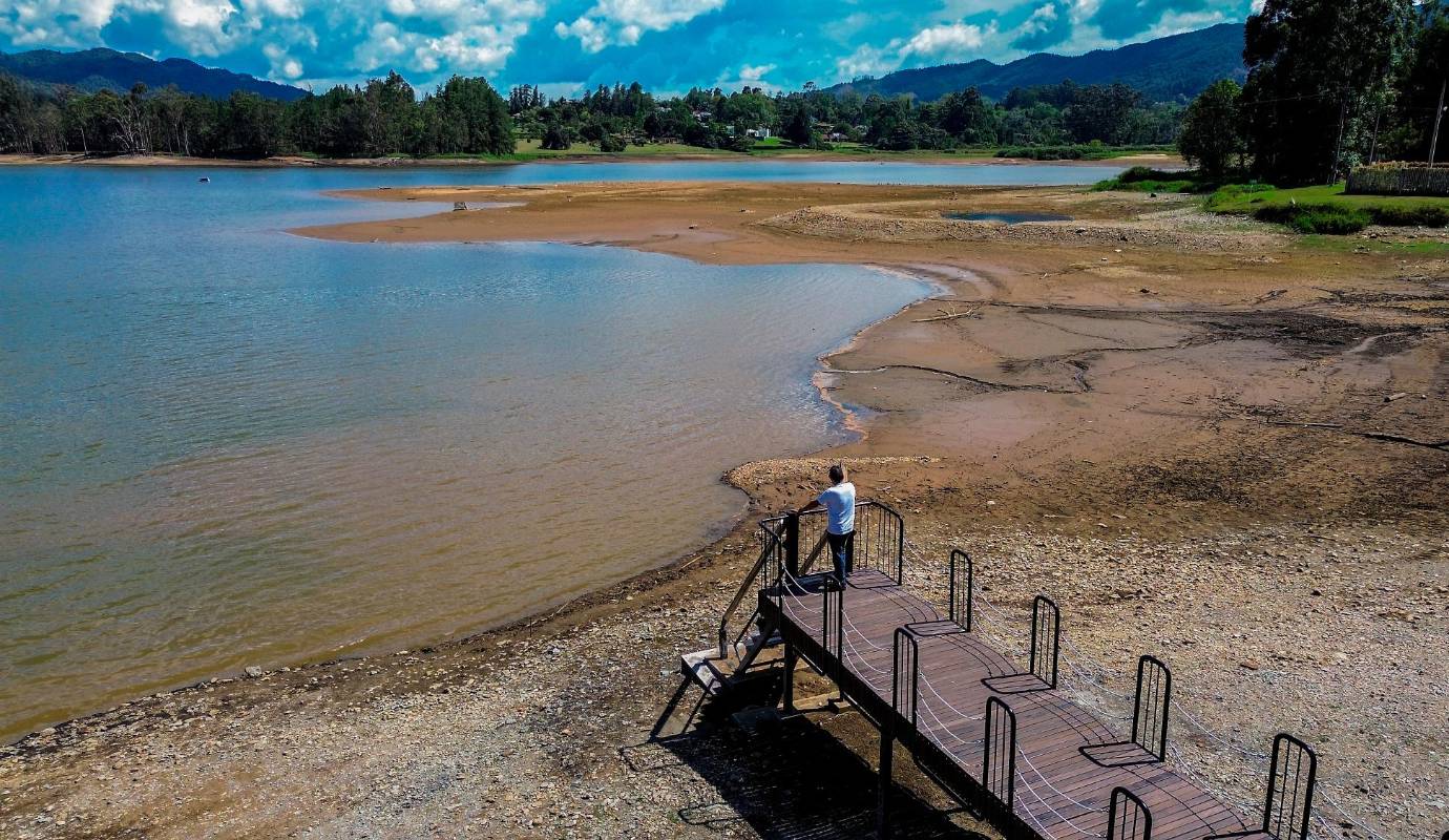 Quienes por estos días circulan por la vía que conduce a El Retiro o La Ceja o los que visitan el parque Los Salados de Comfenalco han percibido el descenso del embalse de La Fe. Foto: Camilo Suárez