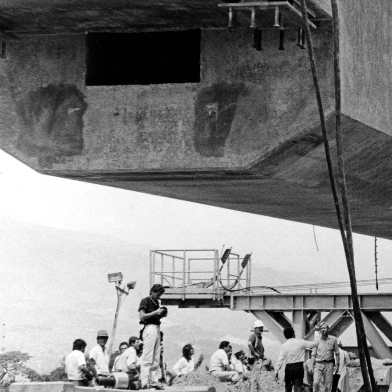 Lanzamiento de la primera viga en 1988 del Tren Metropolitano en en el sector Industriales. Foto: Jorge Zuleta Zea.
