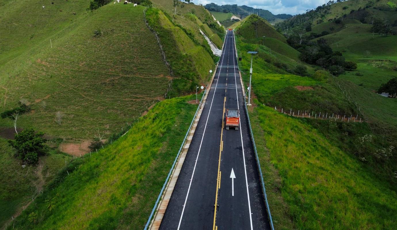 La nueva vía también contará con una nueva caseta de peaje ubicada en el sector Doña Ana de Vegachí, la cual le cobrará $16.800 a los vehículos ligeros y a las tractomulas de seis ejes $71.700, según la resolución 1557. Foto: Manuel Saldarriaga Quintero.