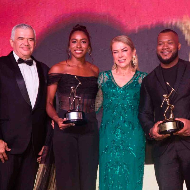 En la imagen aparecen Ciro Solano junto a los deportistas exaltados Yeison López, Natalia Linares, Stefany Cuadrado y la ministra del Deporte, Patricia Duque. FOTO CORTESÍA COC