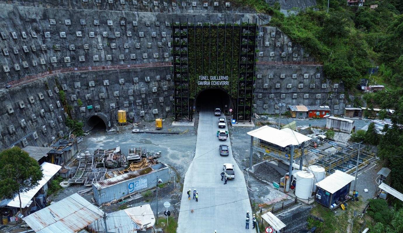 Los trabajos para construir la vía que conectará a Santa Fe de Antioquia con el Túnel del Toyo estarían listos para reanudarse en octubre. Así lo informó la Secretaría de Infraestructura Física de la Gobernación de Antioquia. Foto: Manuel Saldarriaga Quintero.