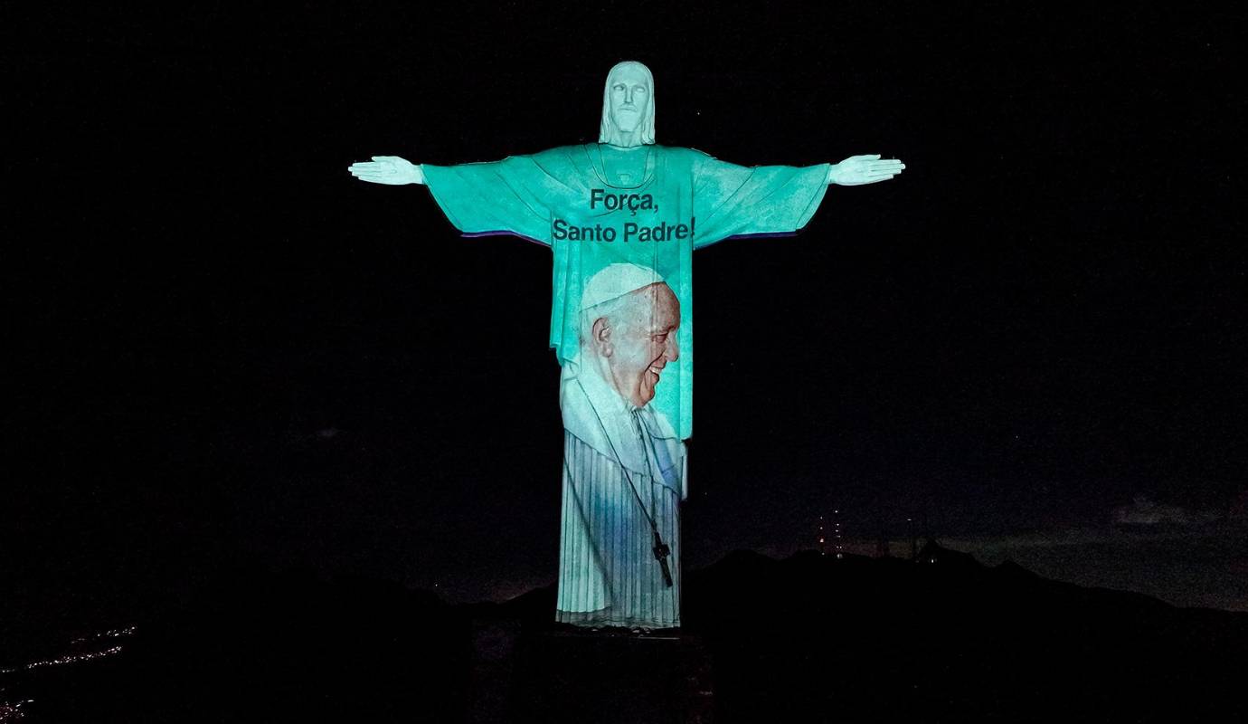 Imagen del Papa Francisco proyectada sobre la estatua del Cristo Redentor en Río de Janeiro, Brasil. Foto: AFP