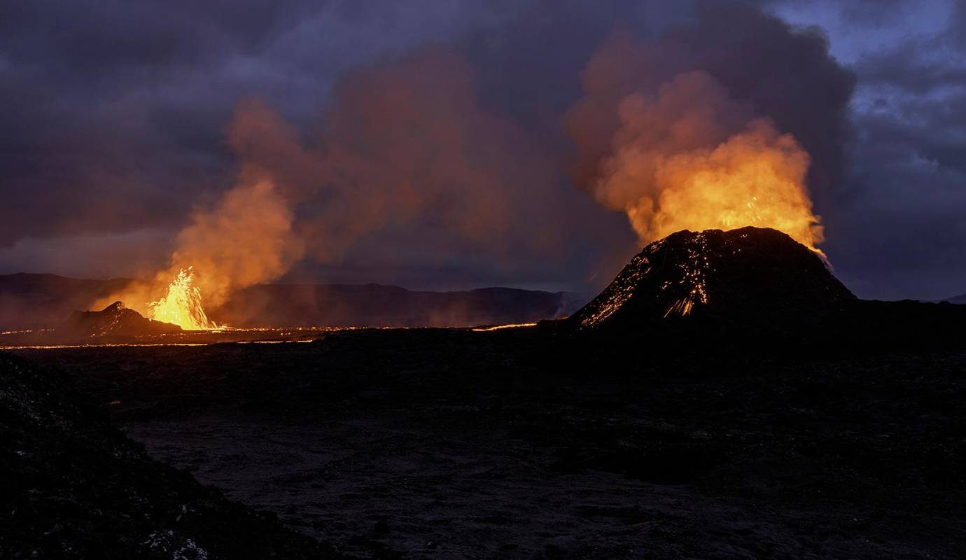 La erupción ha tenido un impacto significativo en la comunidad local. Grindavík, un pueblo de unos 2.500 habitantes, ha sido evacuado por completo. Las escuelas, negocios y otros servicios han sido cerrados. Foto: GETTY