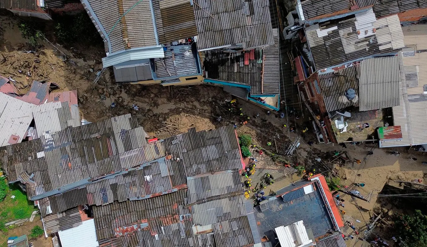 La víctima mortal al parecer sería un hombre de 38 años quien habría fallecido justo mientras estaría evacuando a su familia de la zona cuando lo alcanzó la avenida torrencial que cobró su vida. Foto: Camilo Suárez