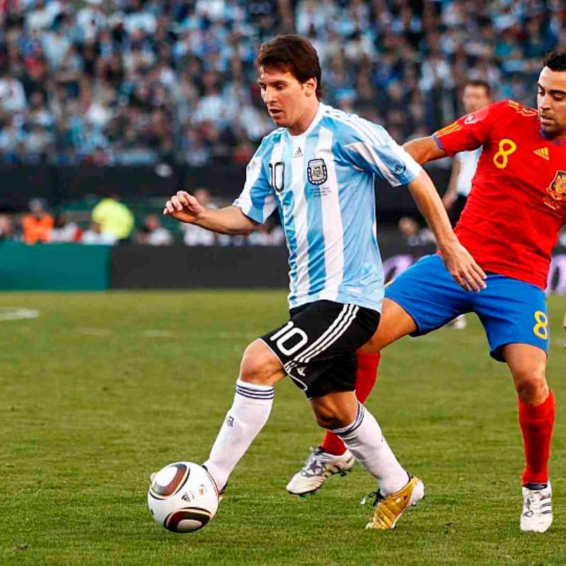 Lionel Messi en disputa del balón con Xavi Hernández en uno de los duelos que han enfrentado las selecciones de Argentina y España. FOTO TOMADA X@SEFutbol