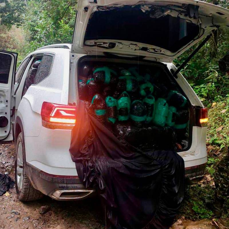 Esta es la camioneta cargada de marihuana que el Ejército interceptó en una vía de Quindío. FOTO: CORTESÍA DEL EJÉRCITO.
