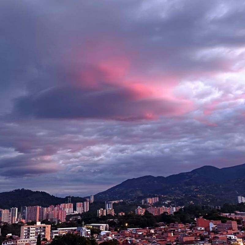 El protagonista de este jueves fue el cielo en el sur de la ciudad. Foto: Juan Antonio Sánchez, EL COLOMBIANO