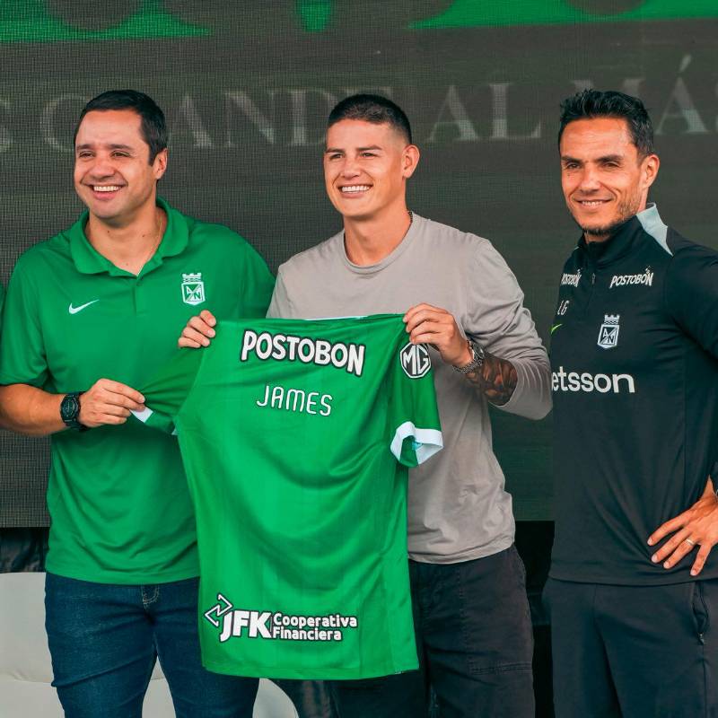 James, junto al director deportivo Víctor Marulanda, el presidente Sebastián Arango y el técnico Lucas González. FOTO ATLÉTICO NACIONAL