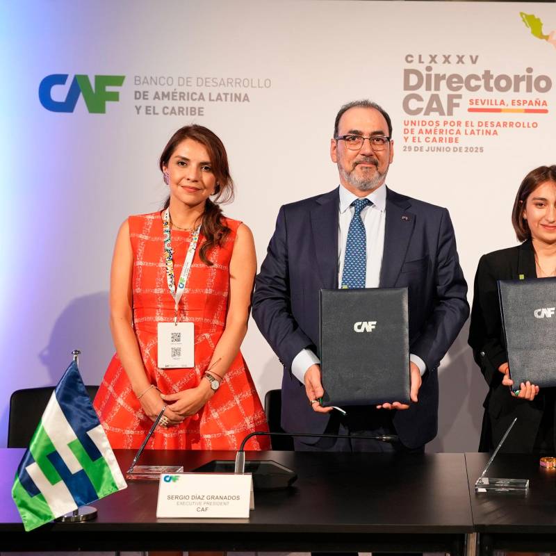 La canciller Laura Sarabia, y el ministro de Hacienda, Germán Ávila, firmaron el acuerdo. FOTO CORTESÍA CAF. 