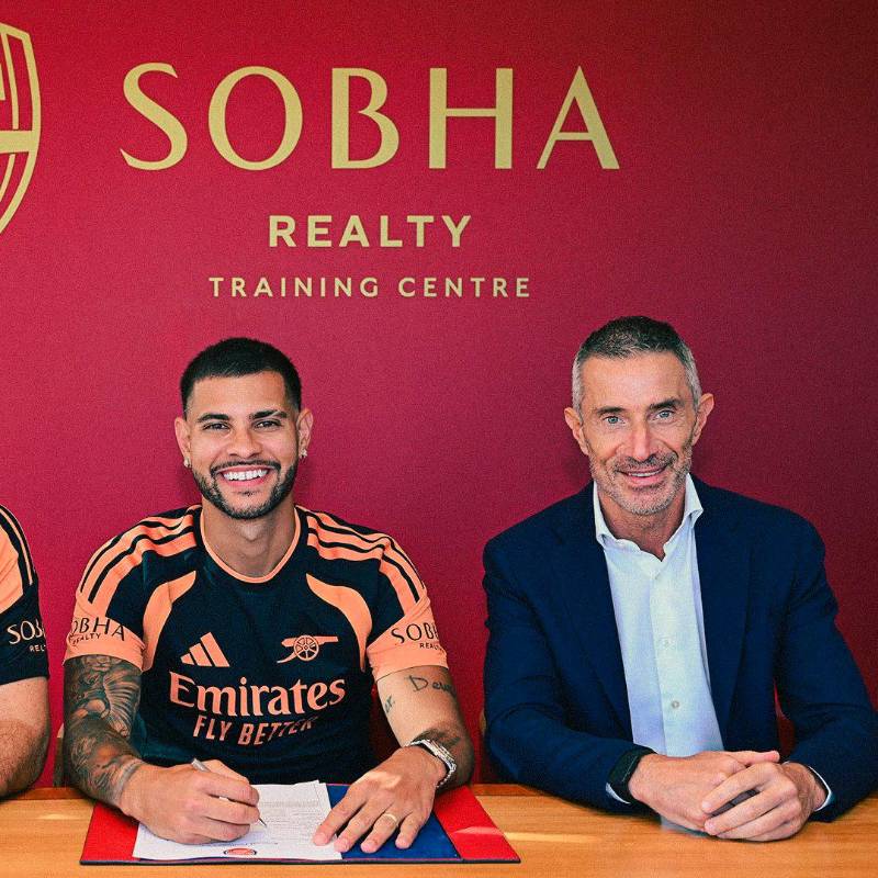 Bruno Guimaraes con Mikel Arteta y Andrea Berta. FOTO: X Arsenal
