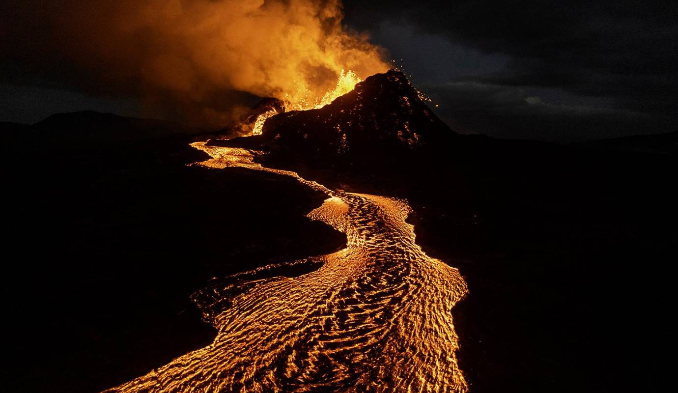 El volcán Sundhnúkur en Islandia ha entrado en erupción por quinta vez en tan solo seis meses, lo que ha provocado la evacuación del pueblo pesquero de Grindavík. Foto: GETTY