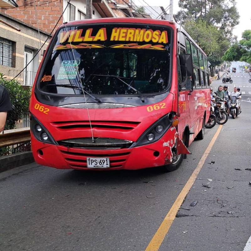 Así quedó el motociclista accidentado en la mañana de este viernes en el barrio Villa Hermosa, luego de que el motorizado impactara contra el bus de servicio público. FOTO: CORTESÍA