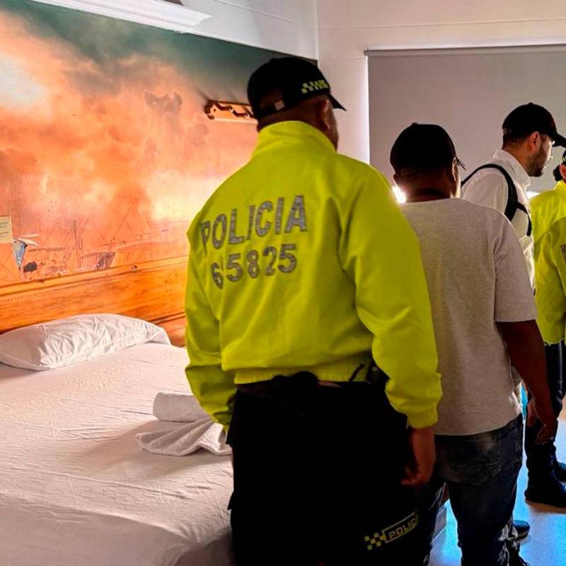 Momento en el que agentes de la Policía irrumpieron en el motel en el que se presume eran explotadas sexualmente niñas. FOTO: Cortesía Policía