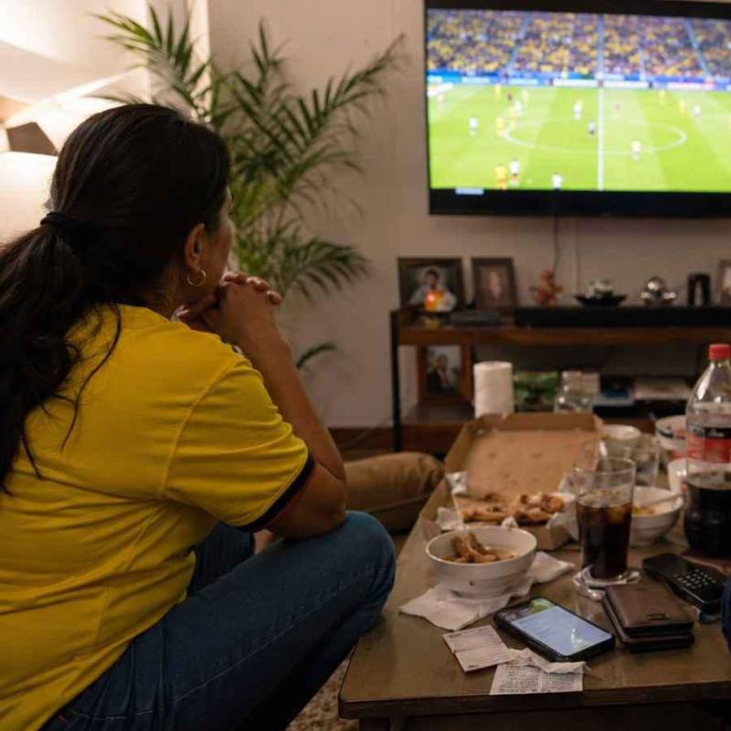 La emoción por el Mundial está impulsando la compra de televisores, alimentos y entretenimiento, pero expertos recomiendan evitar gastos que comprometan las finanzas de los hogares. FOTO CORTESÍA CROWE